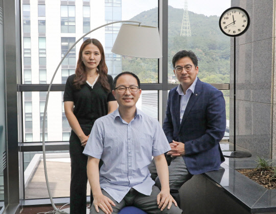 대구경북과학기술원(DGIST)은 초음파에 의한 공기방울을 활용해 생체조직을 더 깊고 세밀하게 관찰할 수 있는 '초음파 조직 투명화 현미경'을 개발했다. 왼쪽부터 김혜민 교수, 장진호 교수, 황재윤 교수.  DGIST 제공